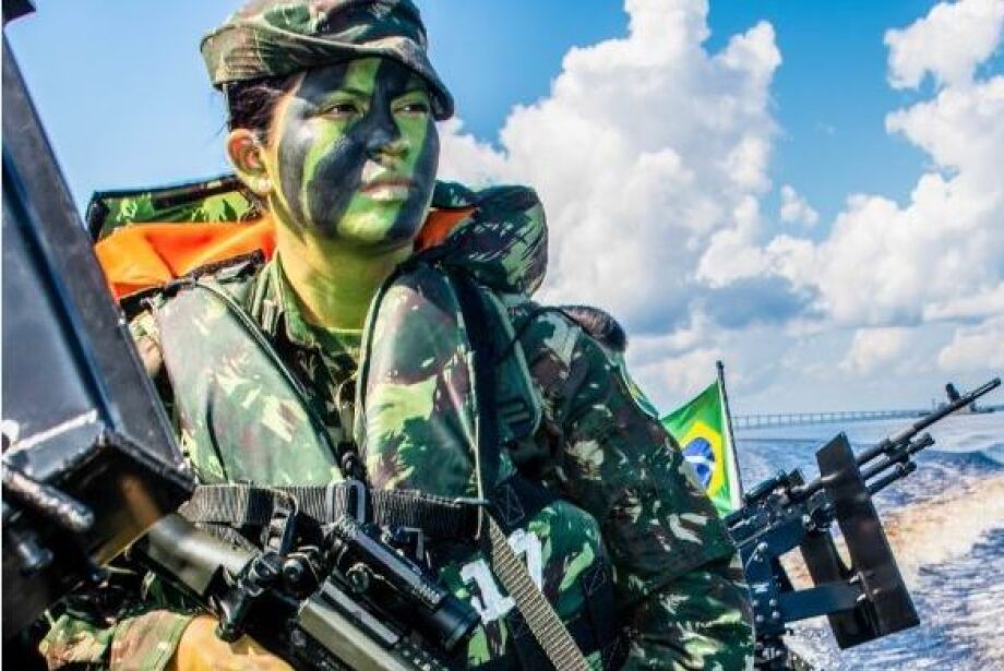 O atributo alt desta imagem está vazio. O nome do arquivo é mulher-no-exercito-foto-capa.jpg